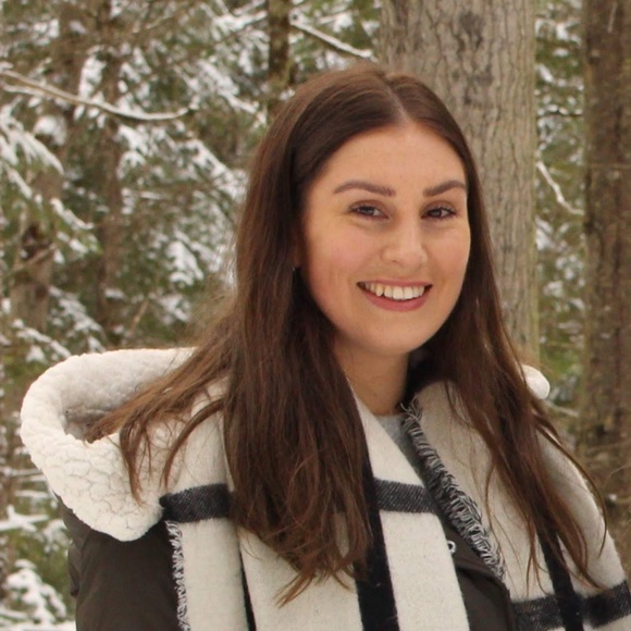 Meet your Posher, Laura - Picture 1 of 1